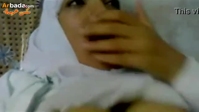 ممرضة مصرية محجبة تحاول إغراء طبيب ومغازلته