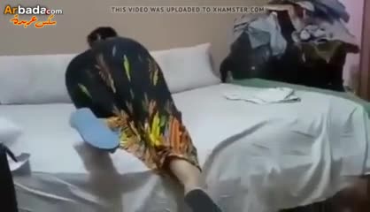 عاهرة في الشارع تتسلق على الخرزة جاهزة للجماع