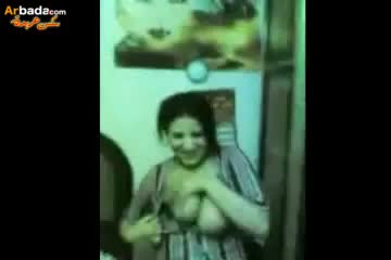 تهز مؤخرتها الكبيرة بينما ترقص بشكل مغر