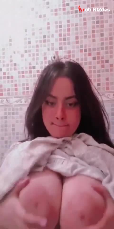 ترسل لنا صورًا عارية أثناء اللعب بفرجها وثدييها
