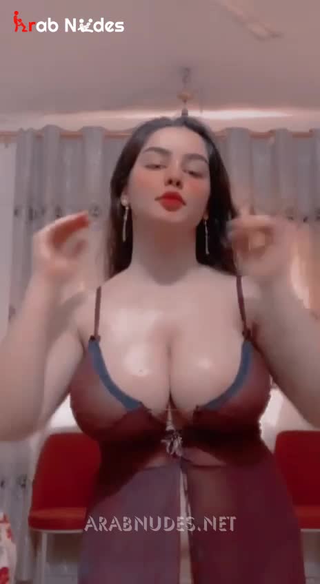 ثدييها الكبيران المثيران يجعلان قضيبي صلبًا