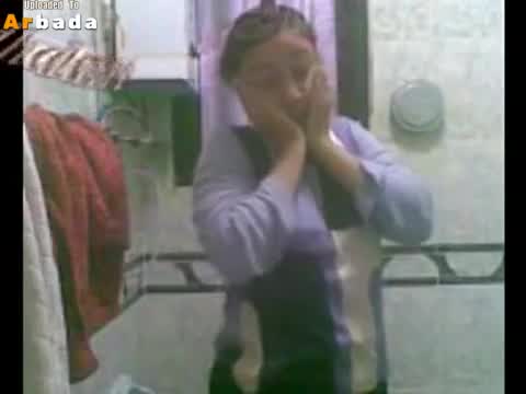 كاميرا خفية تلتقط سيدة تخلع ملابسها وتستحم