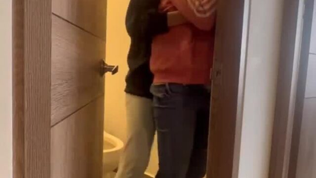 أبناء عمومتي المصريين المثليين يمارسون الجنس في الحمام