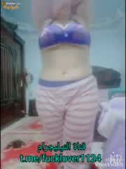 عاهرة مصرية تخلع ملابسها وتشارك فيديوهات حية لجسدها العاري على سناب شات