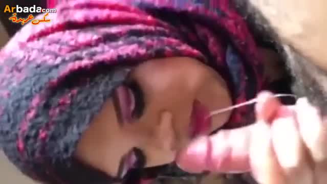 العمة المثيرة لابوه تعرف كيف تمتص الديك مثل العاهرة